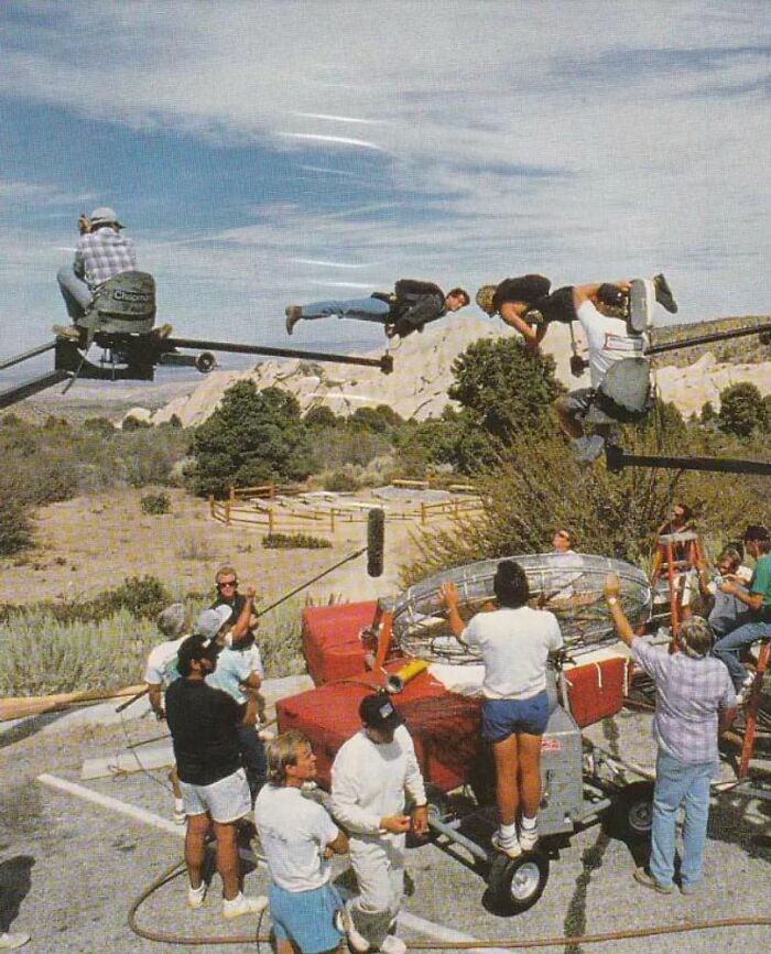 Point Break - Keanu Reeves And Patrick Swayze Simulate Skydiving Whilst Mounted To Rigs (1991)